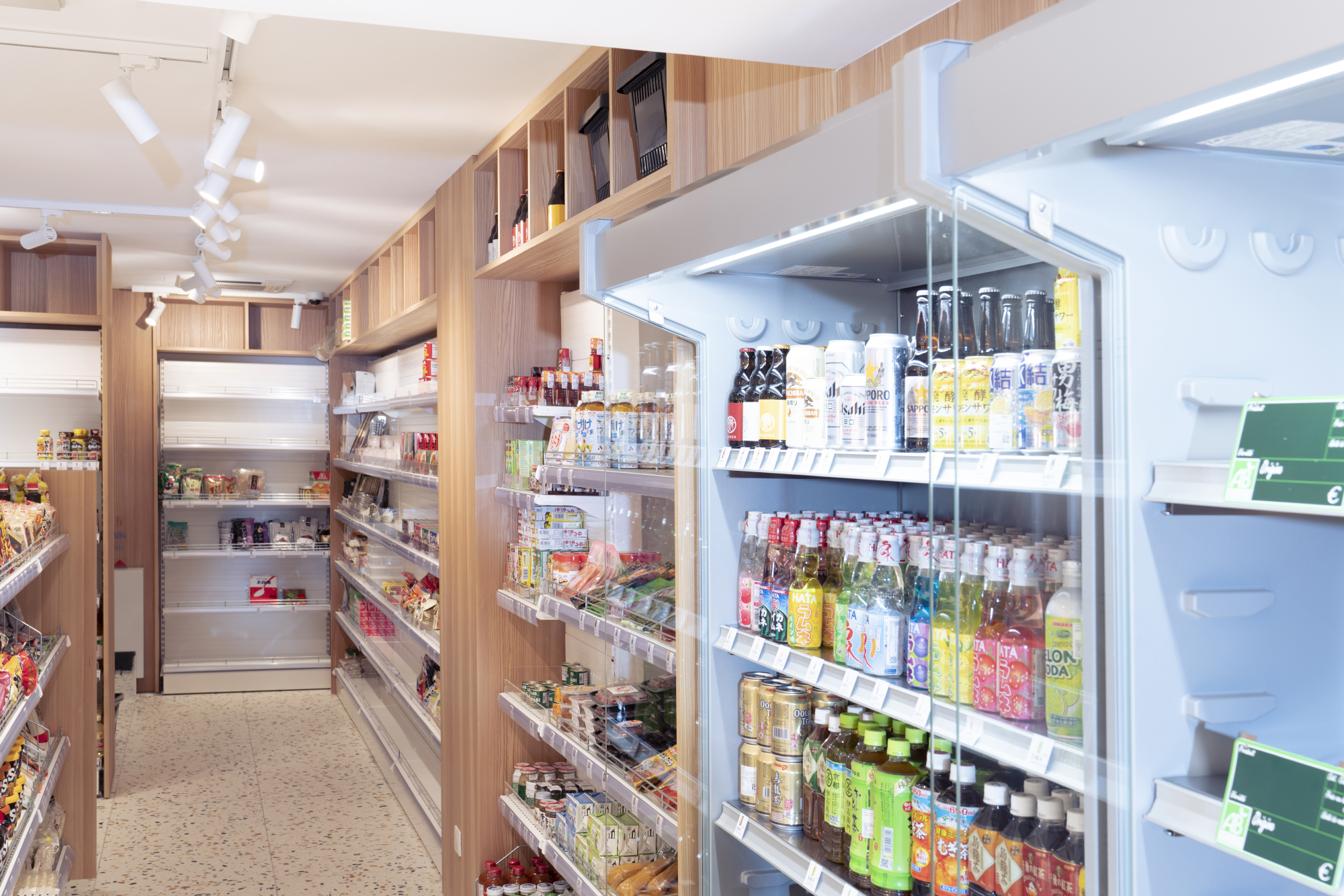 Kioko-11 Refrigerator and product shelves